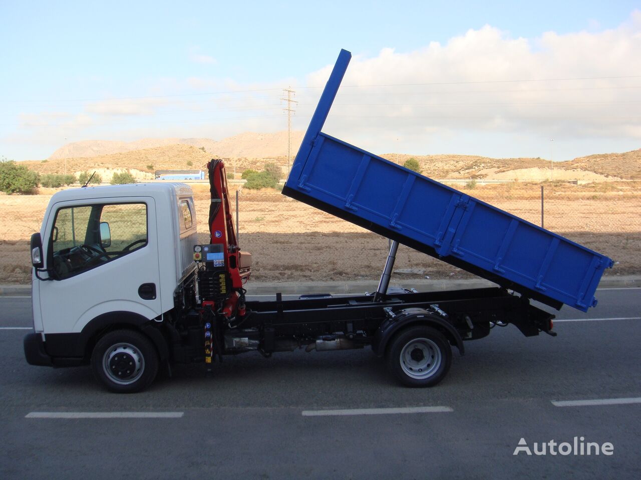 Nissan Cabstar NT400 GRUA VOLQUETE dump truck < 3.5t